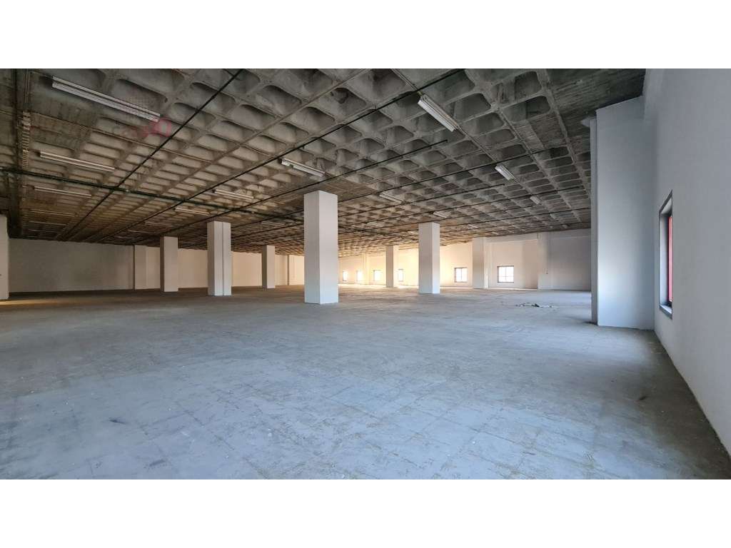 Arrenda-se Armazém com 1514m2 na Rua da Matinha, Lisboa - Grande imagem: 2/22