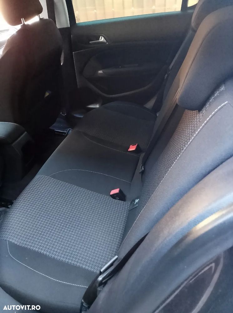 Peugeot 308 1.2 L PureTech Turbo Active - 12