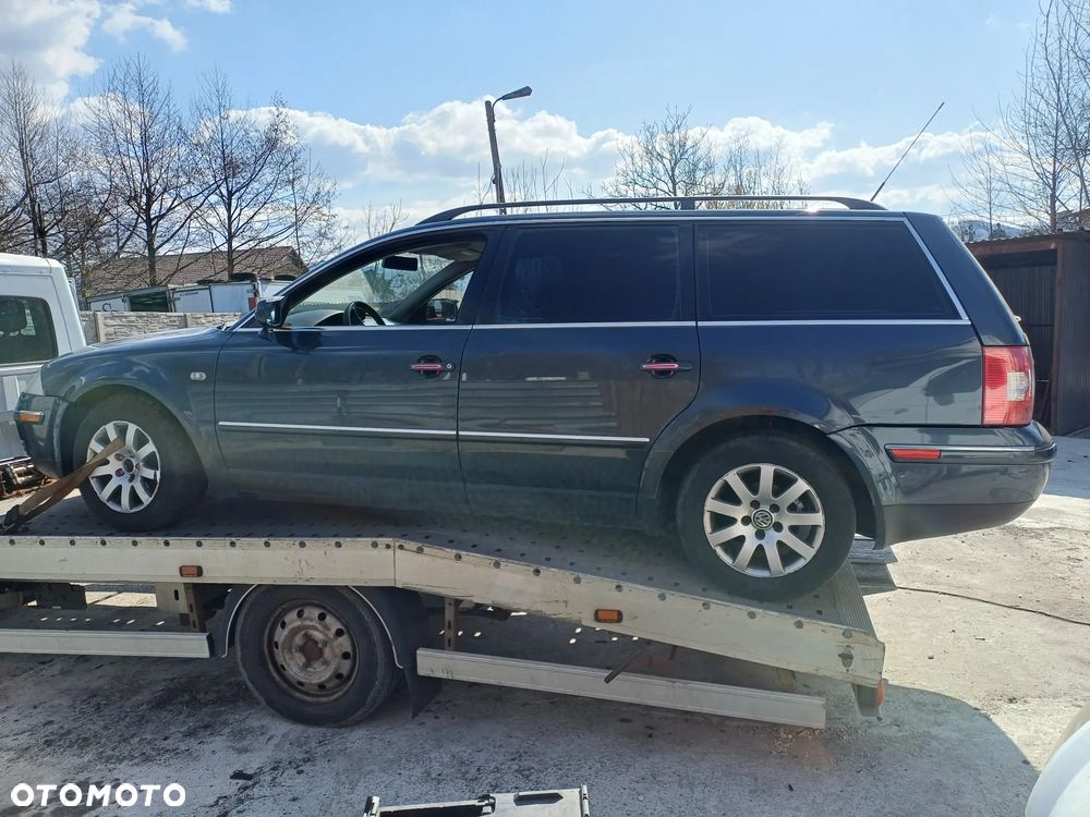 VW Passat kombi 2002r. Zderzak przód, maska, drzwi, szyba, błotniki - 7