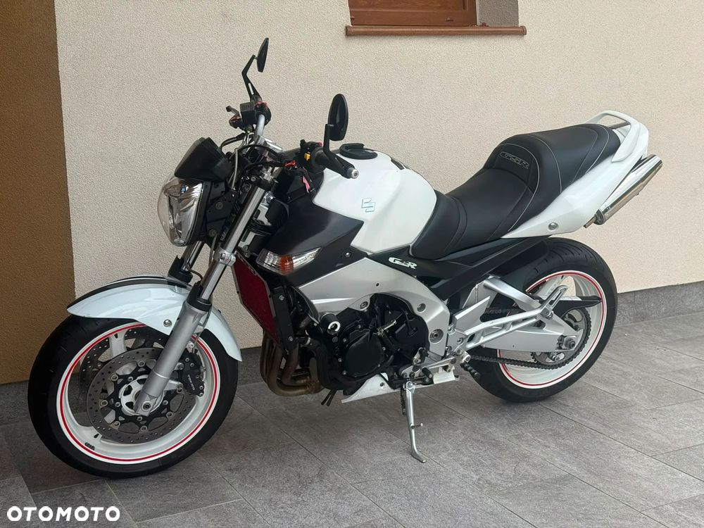 Suzuki GSR - 11