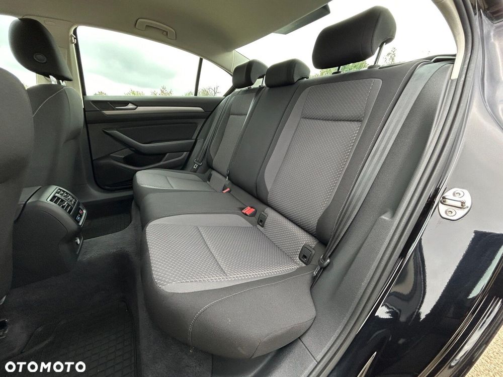 Volkswagen Passat 2.0 TDI SCR Trendline - 19
