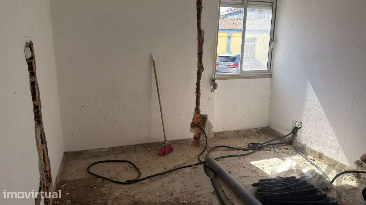 Apartamento T2 para remodelado em Paivas - Amora - Grande imagem: 4/10