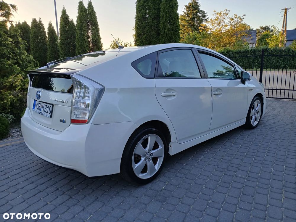 Toyota Prius (Hybrid) Executive - 13