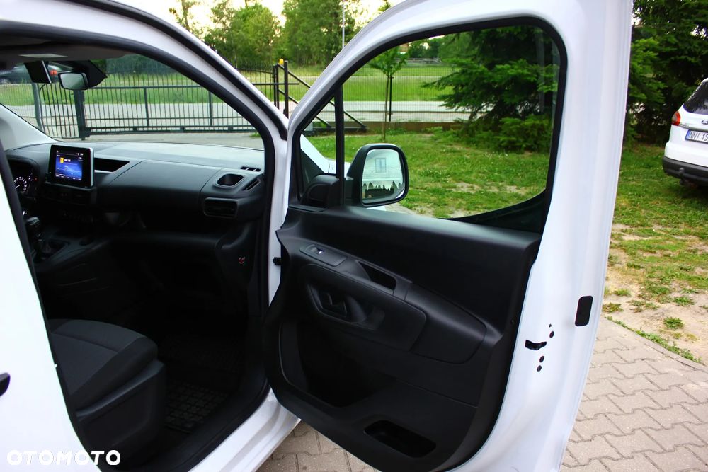 Toyota PROACE CITY BLASZAK 2 OSOBOWY 1.2 D-4T BENZYNA 110KM PEWNE AUTO FV23% - 34