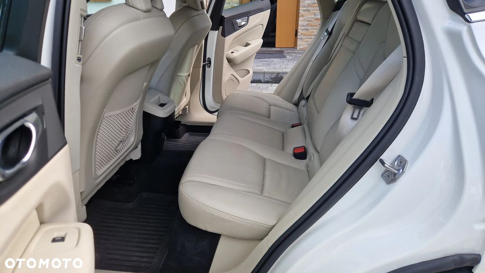Volvo XC 60 B5 B AWD Momentum Pro - 27