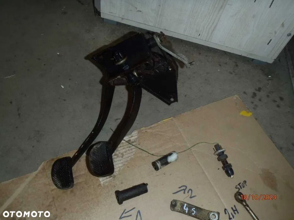 pedał pedały mocowanie korpus tulejka dżwignia sprzęgła fiat 126p igły - 2