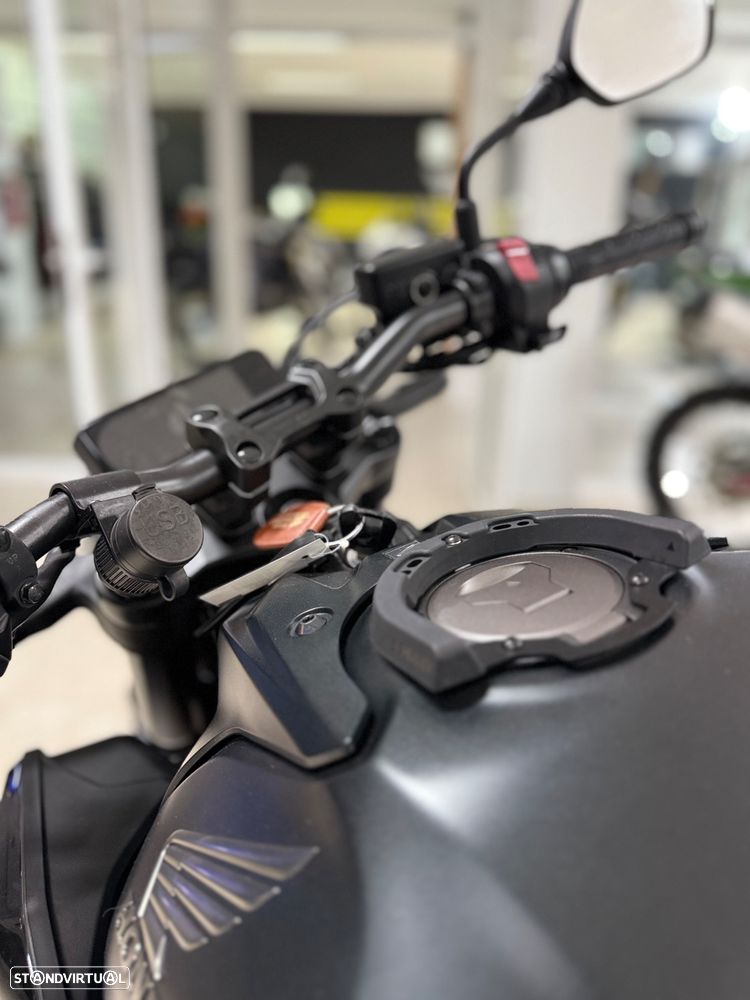 Honda CB 650 R Black Edition - 11