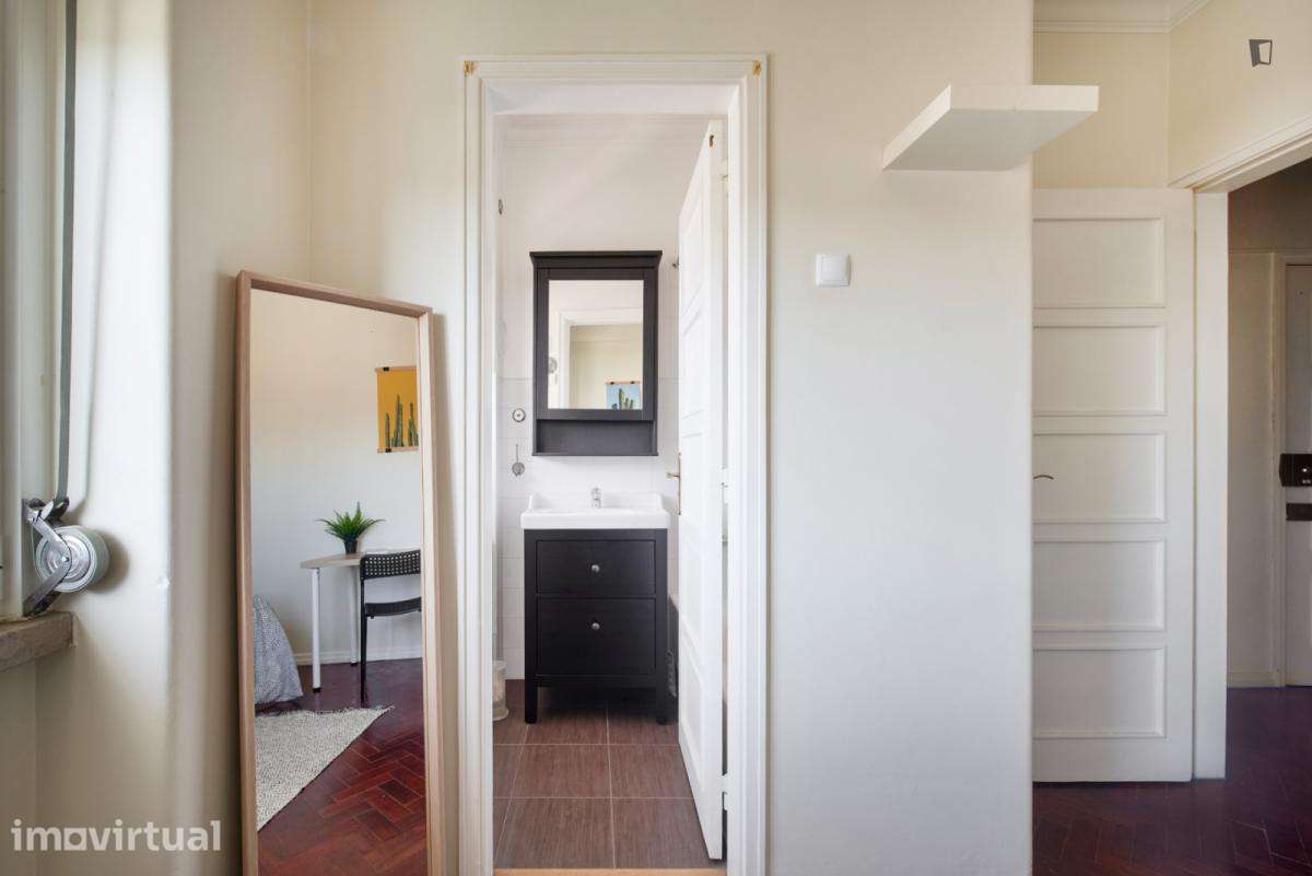 Quarto - localizado em Intendente Lisbon - Grande imagem: 4/30