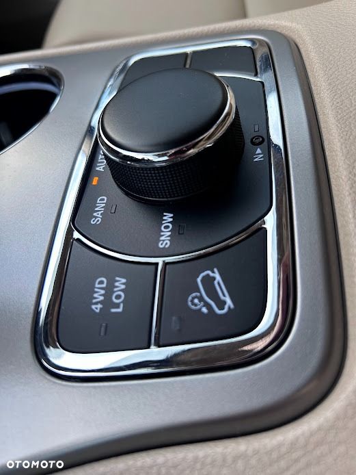 Jeep Grand Cherokee - 25