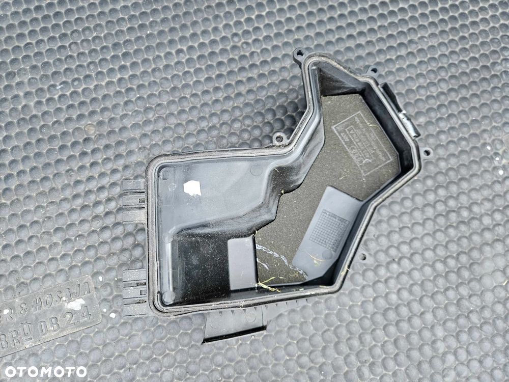Obudowa Oslona Skrzynka Bezpiecznikow Pokrywa Uszczelka Komputer Sterownik Silnika Europa Audi A6 C6 - 35