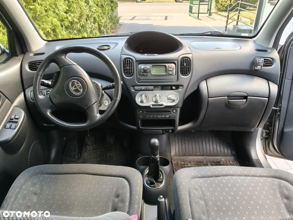 Toyota Yaris Verso 1.3 - 8