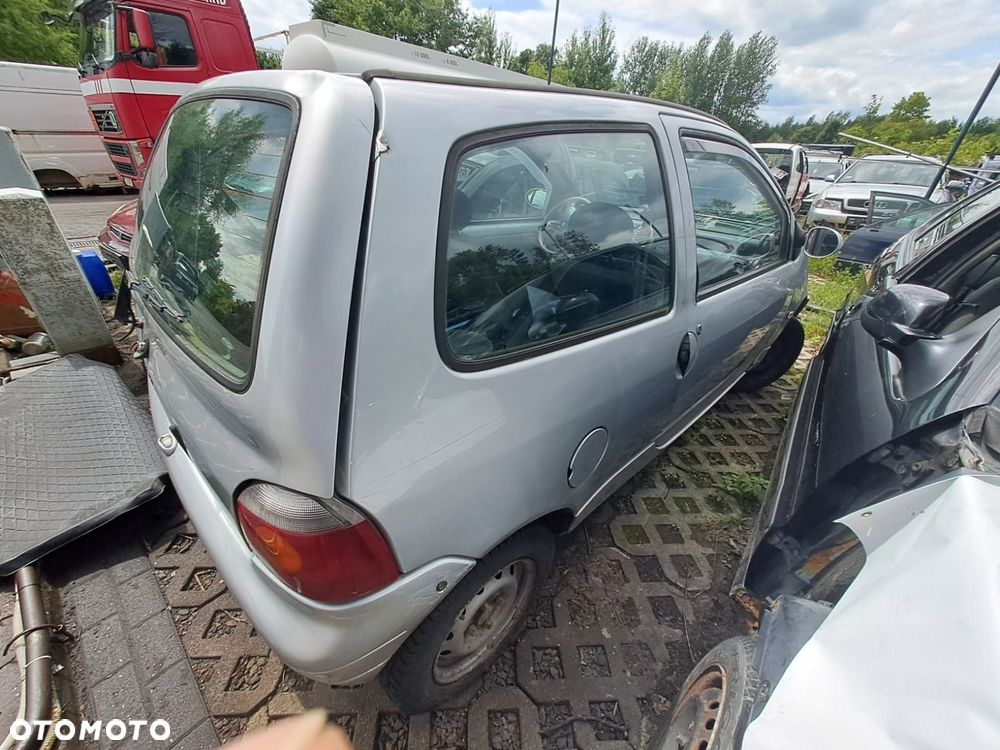 Renault Twingo (98-07r.) 1.2 B 54KM. Silnik C3G 700 ; C3G 702 Skrzynia JB1052. Cały na części. GWARANCJA !!! Przód Tył Zestaw Komplet Drzwi Klapa Zderzak Błotnik Maska Grill Atrapa Szyba Pas Lampa Lusterko Boczki Fotel Kanapa Kokpit Deska Rozdzielcza Przełącznik Włącznik Sterownik Przewody Wiązka Instalacja Moduł Komputer Czujnik Listwa Pompa Alternator Wtryski Głowica Rozrusznik Kompresor Sprzęgło Dwumas Silnik Skrzynia ABS Klimatyzacji Paliwa Wspomagania Kolektor Turbina Przepustnica Zawór Chłodnica Koło Hak Belka Sanki Zawieszenie Mcpherson Półoś Amortyzator Wydech Tłumik Zacisk Most - 3
