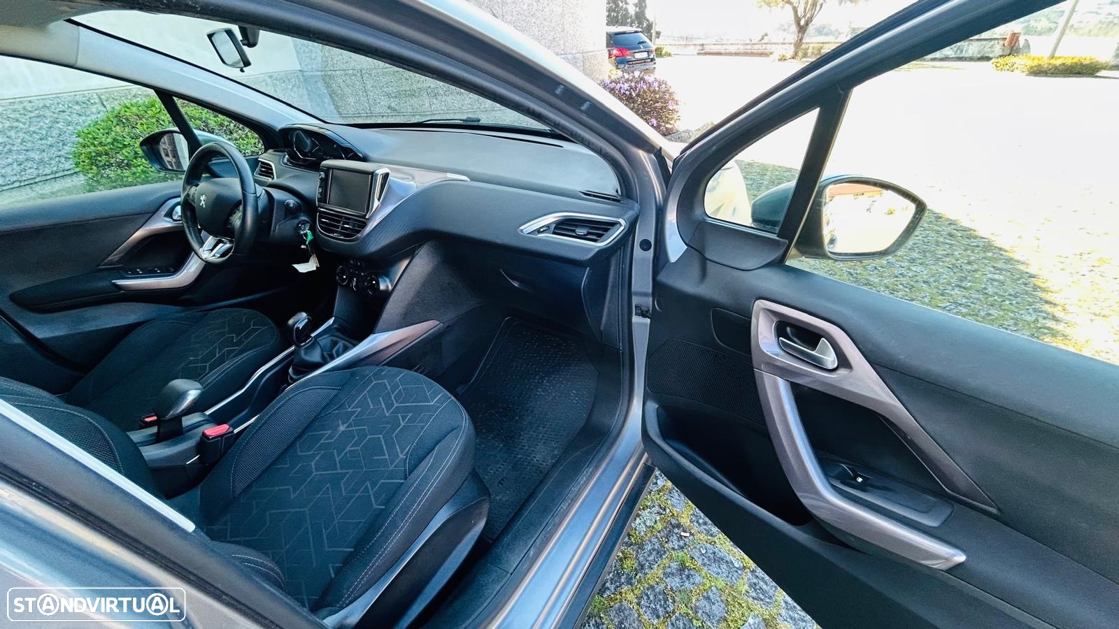 Peugeot 2008 1.2 PureTech Allure - 12