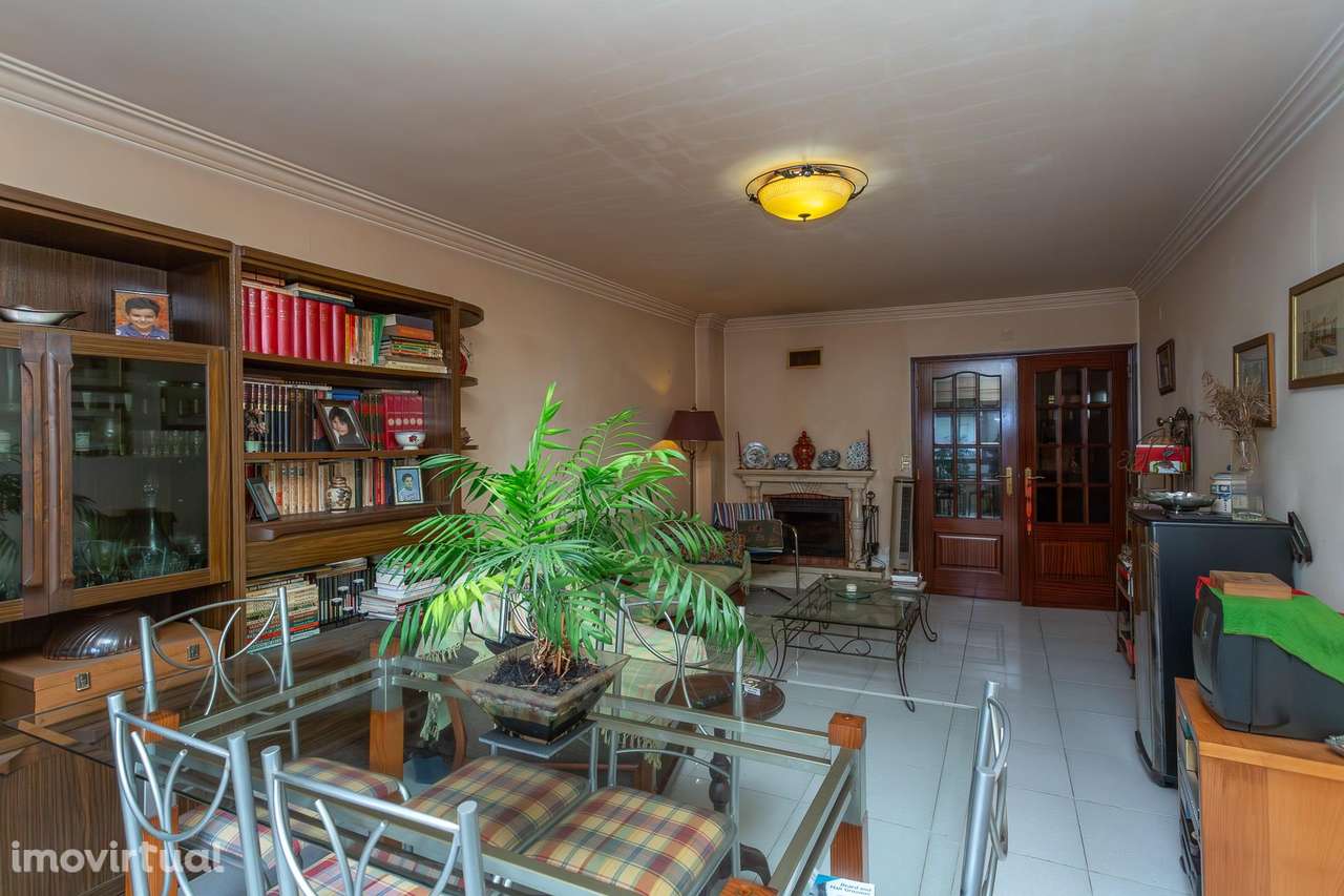 Apartamento T3 com Terraço e Parqueamento em Mem Martins - Grande imagem: 4/16