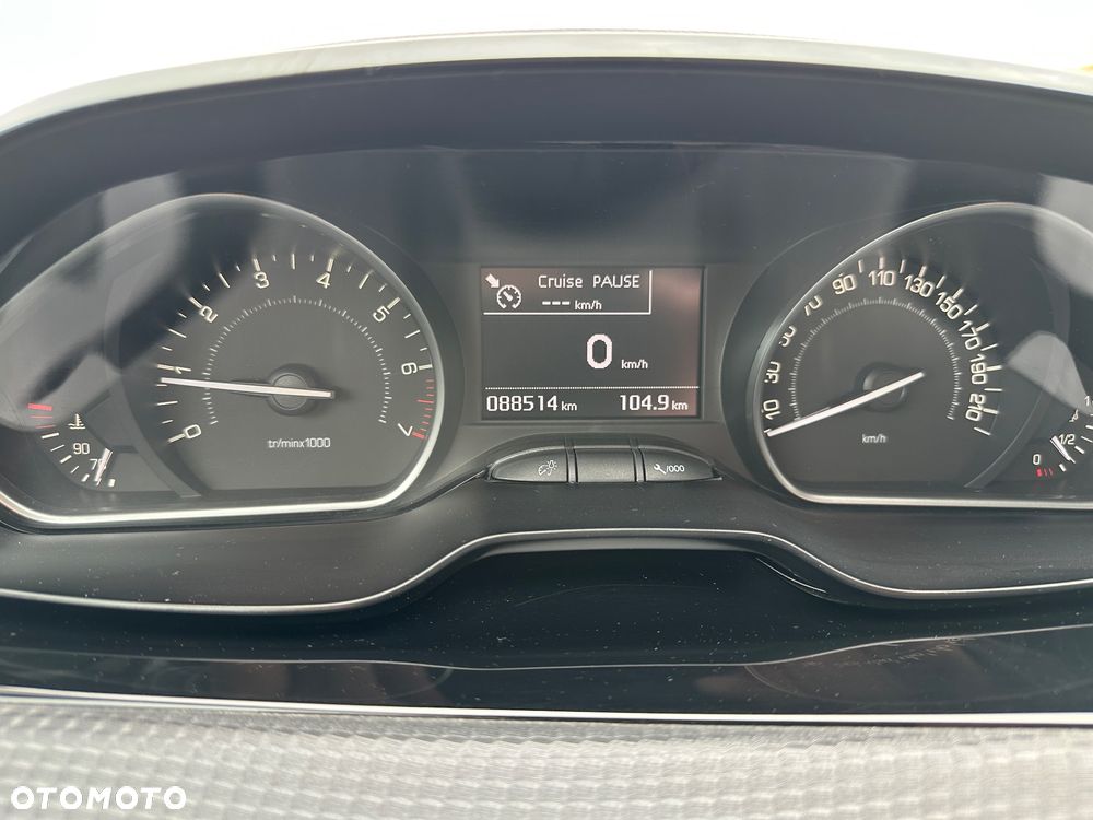 Peugeot 208 1.2 PureTech GPF Signature S&S - 12