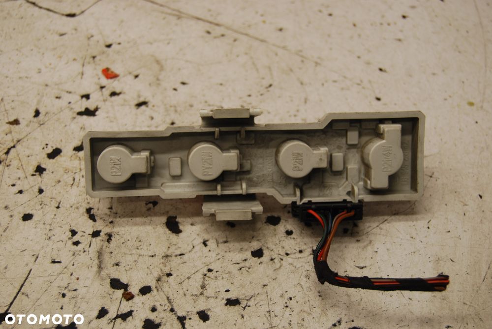 WKŁAD LAMPY PRAWY TYŁ TYLNY 1U6945257 SKODA OCTAVIA I SEDAN - 2