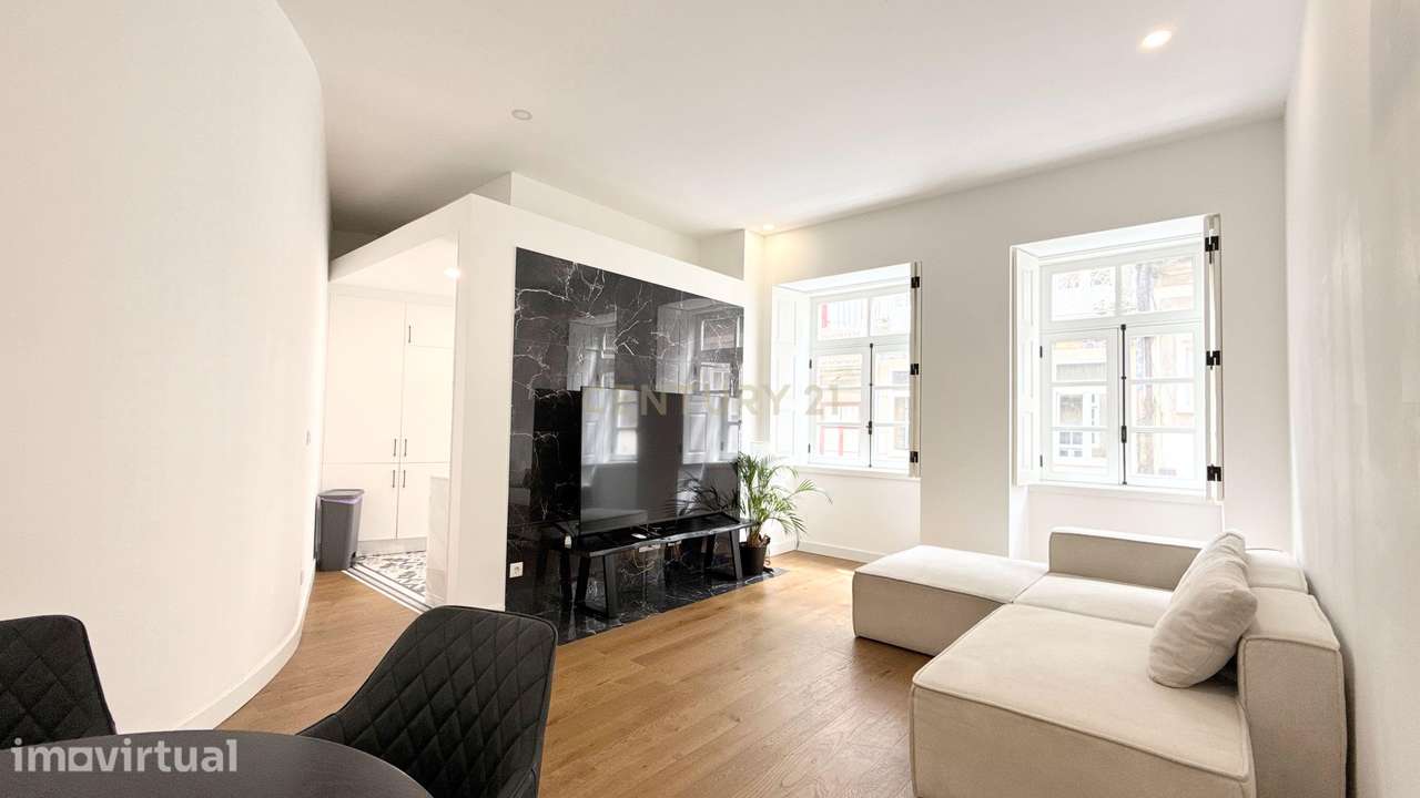 Apartamento T2 com terraço e fachada histórica no centro do Porto - Grande imagem: 3/42
