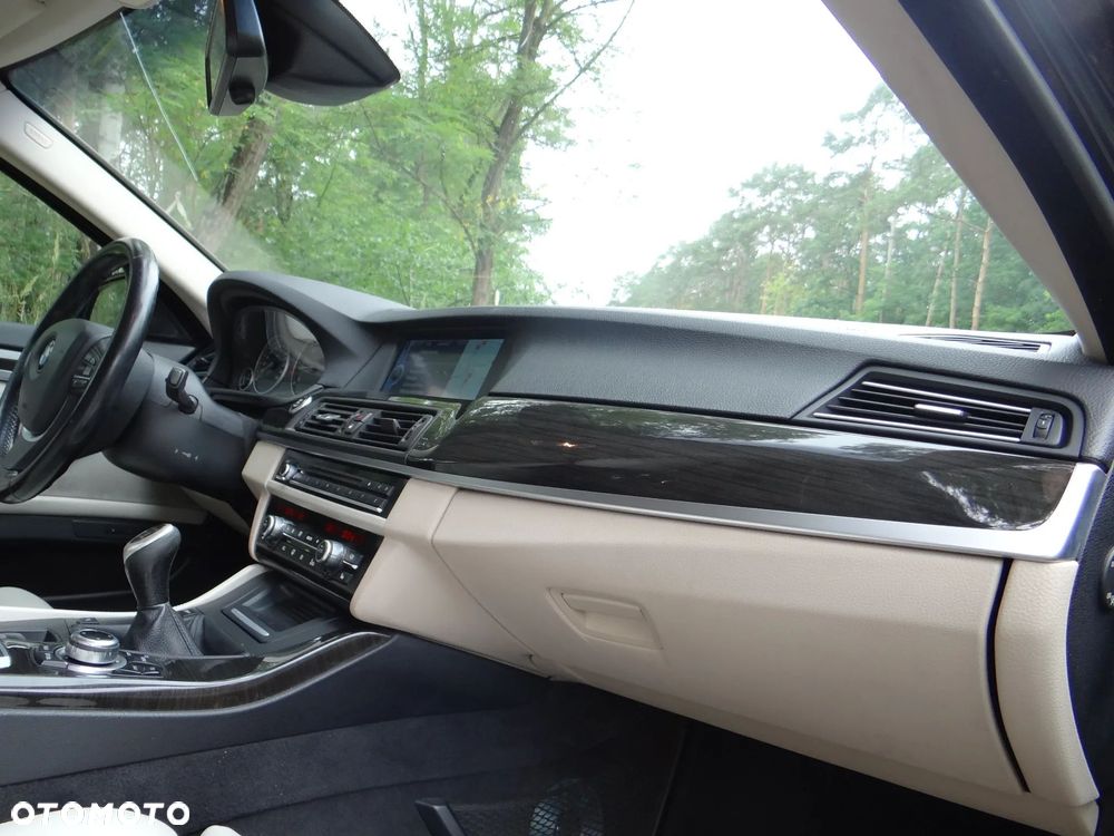 BMW Seria 5 525d - 33