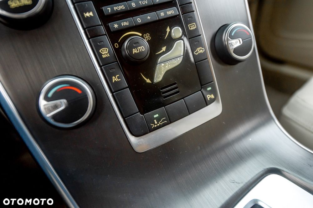 Volvo V60 T6 AWD Geartronic Momentum - 32