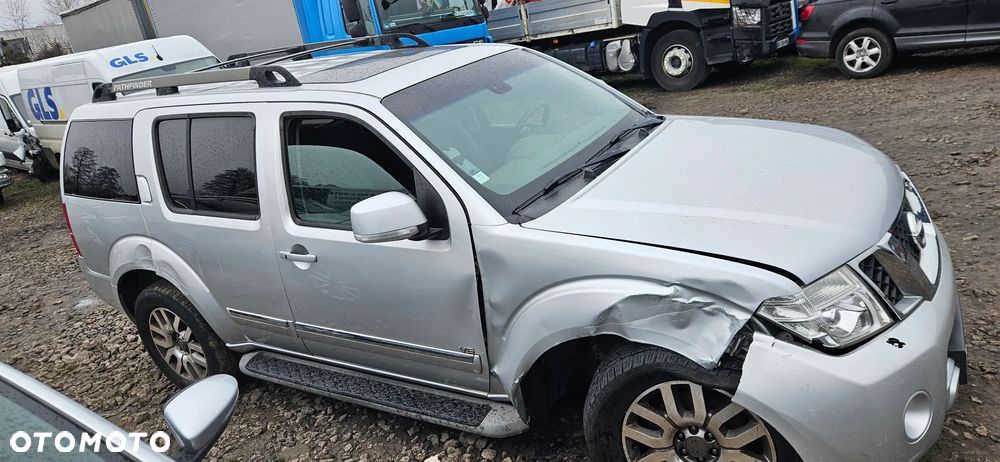 Nissan Pathfinder 3.0 D V6 LE EU5 - 7