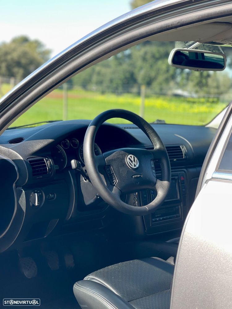 VW Passat 1.9 TDi Highline - 10