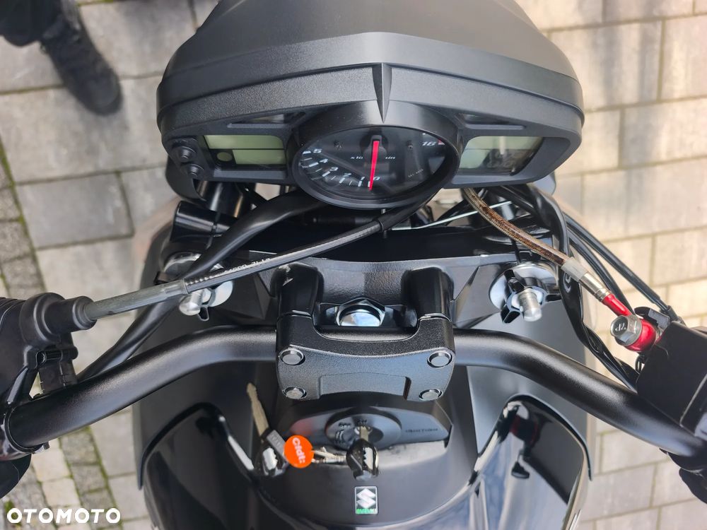 Suzuki GSR - 16