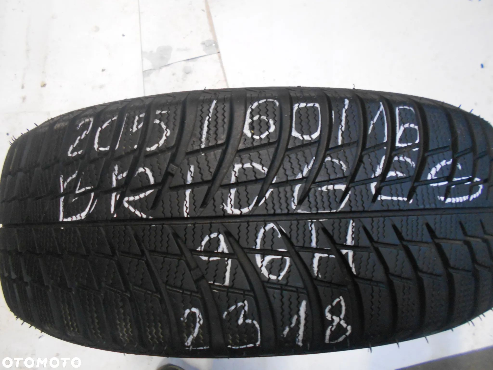 OPONA POJEDYNKA 205/60R16 BRIDGESTONE BLIZZAK LM001 DOT 2318 6MM - 1