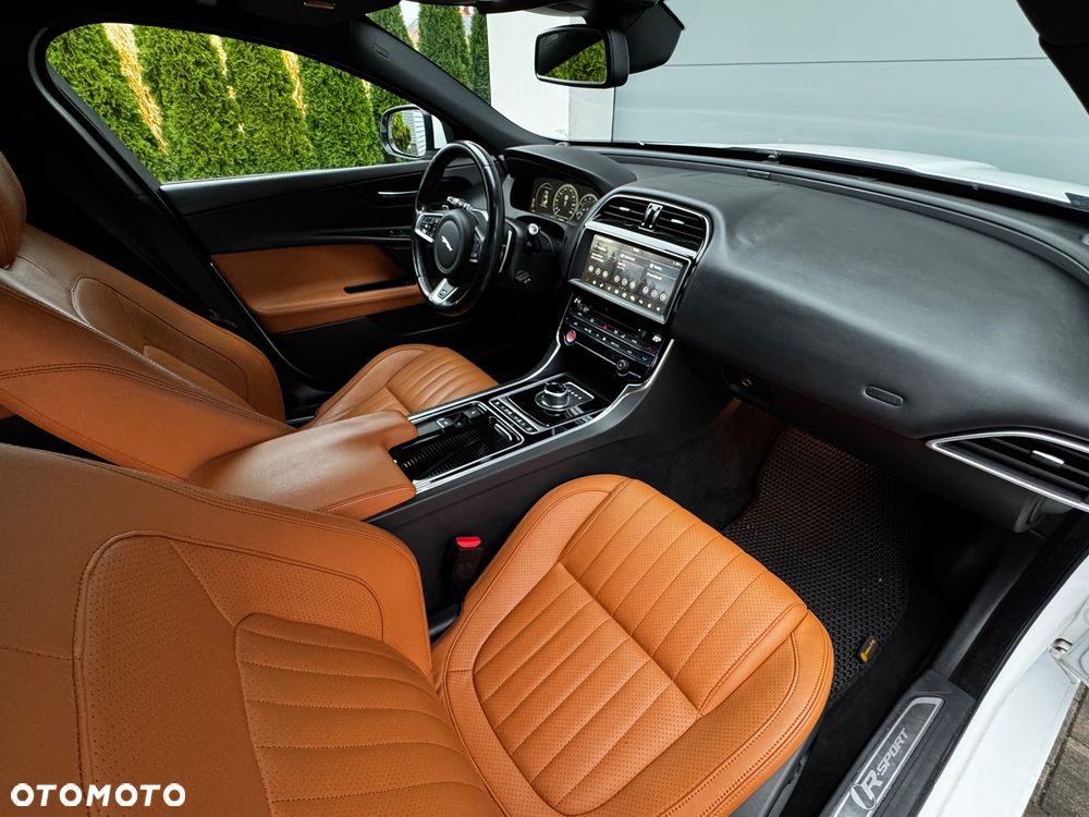 Jaguar Xe 2018 photo 3
