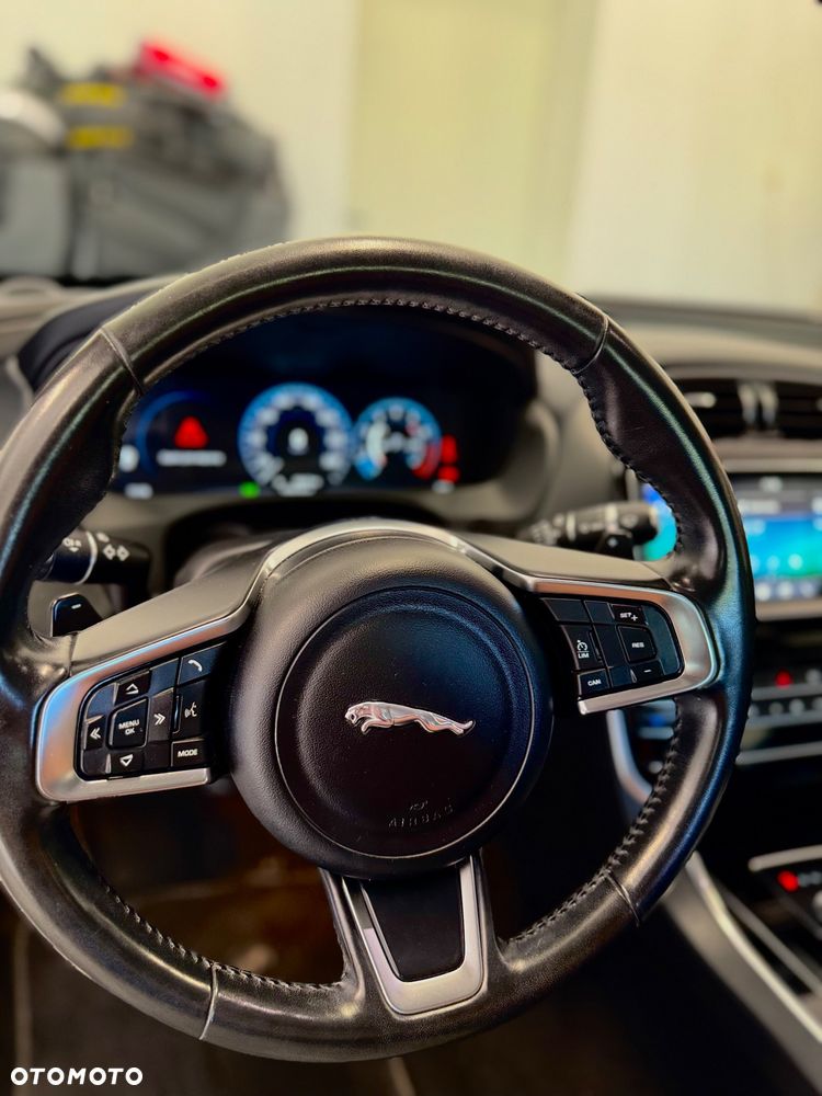 Jaguar XE 2.0 T Prestige - 5