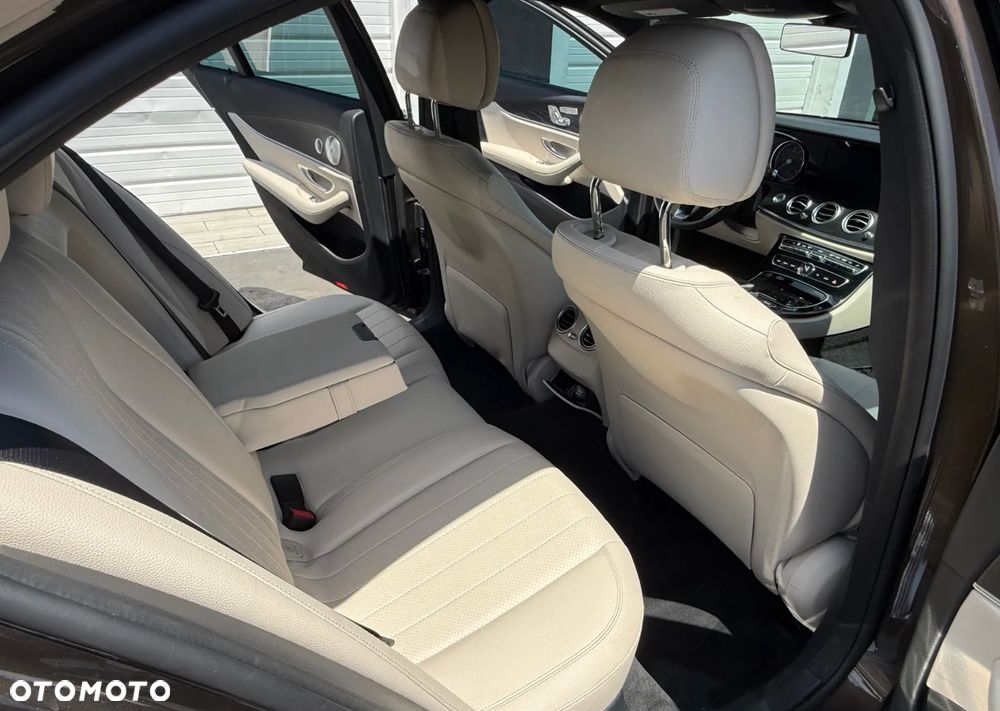 Mercedes-Benz Klasa E 300 9G-TRONIC AMG Line - 17