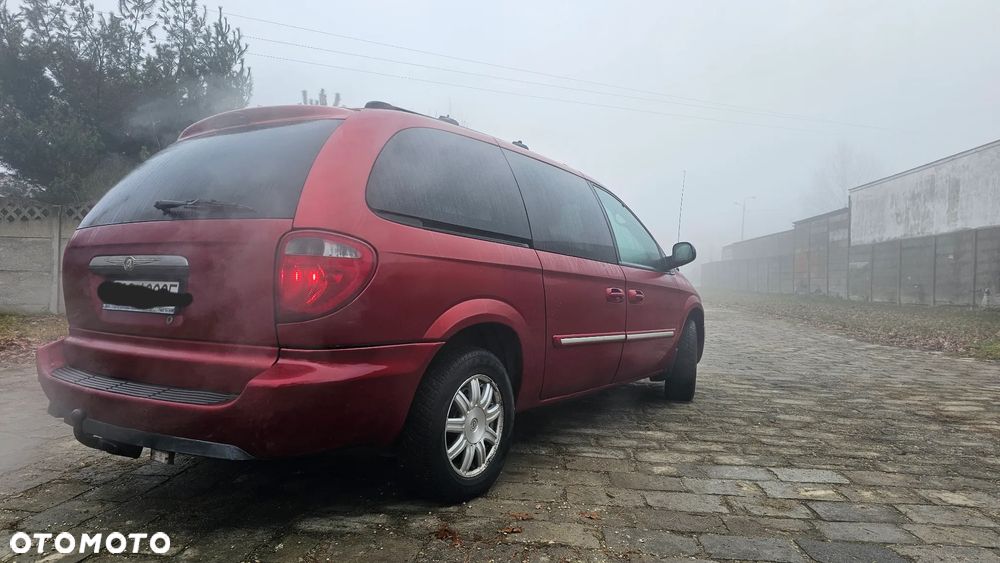 Chrysler Town & Country - 4