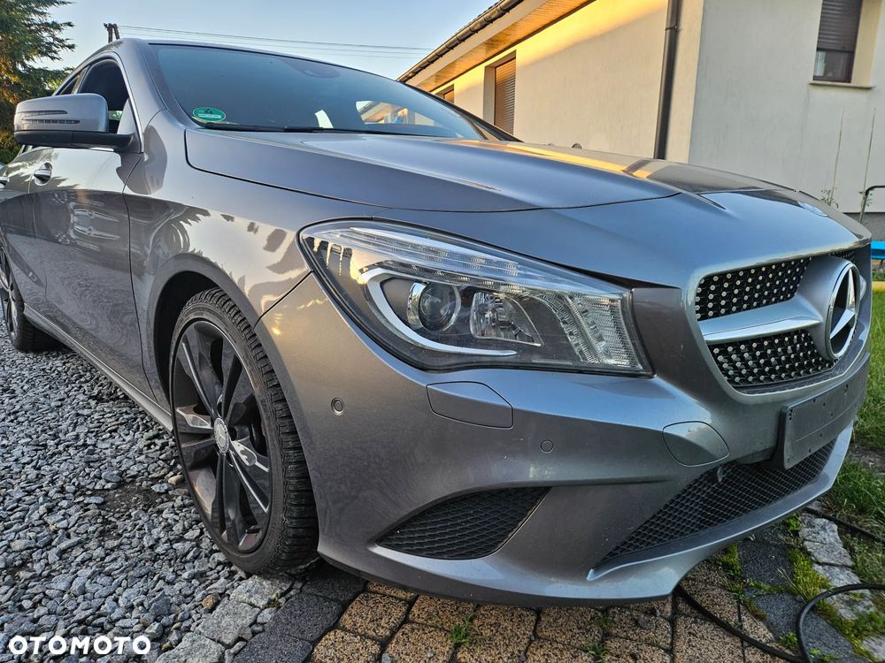 Mercedes-Benz CLA 180 Orange Art Edition