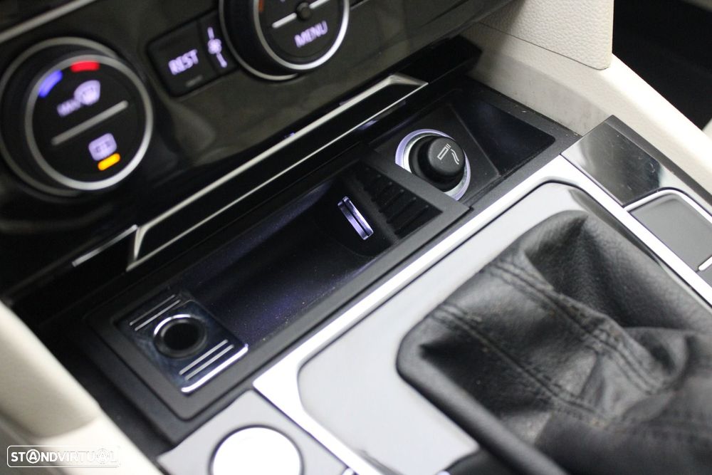 VW Passat Variant 2.0 TDI Highline DSG - 29