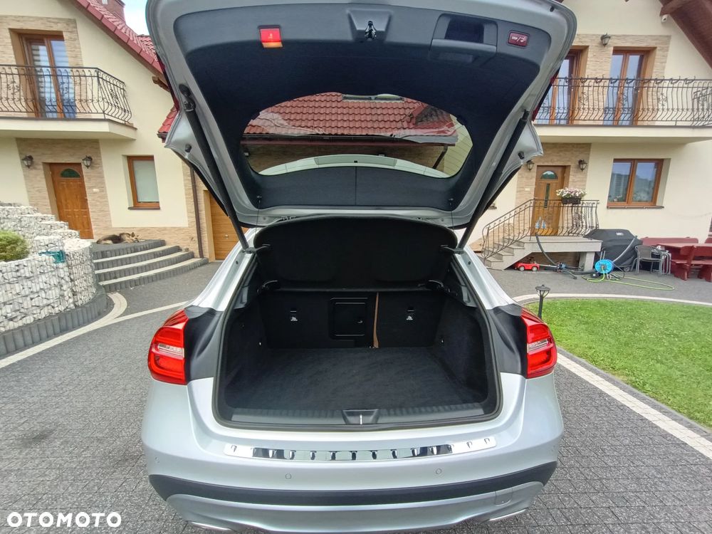 Mercedes-Benz GLA 250 4Matic 7G-DCT - 26