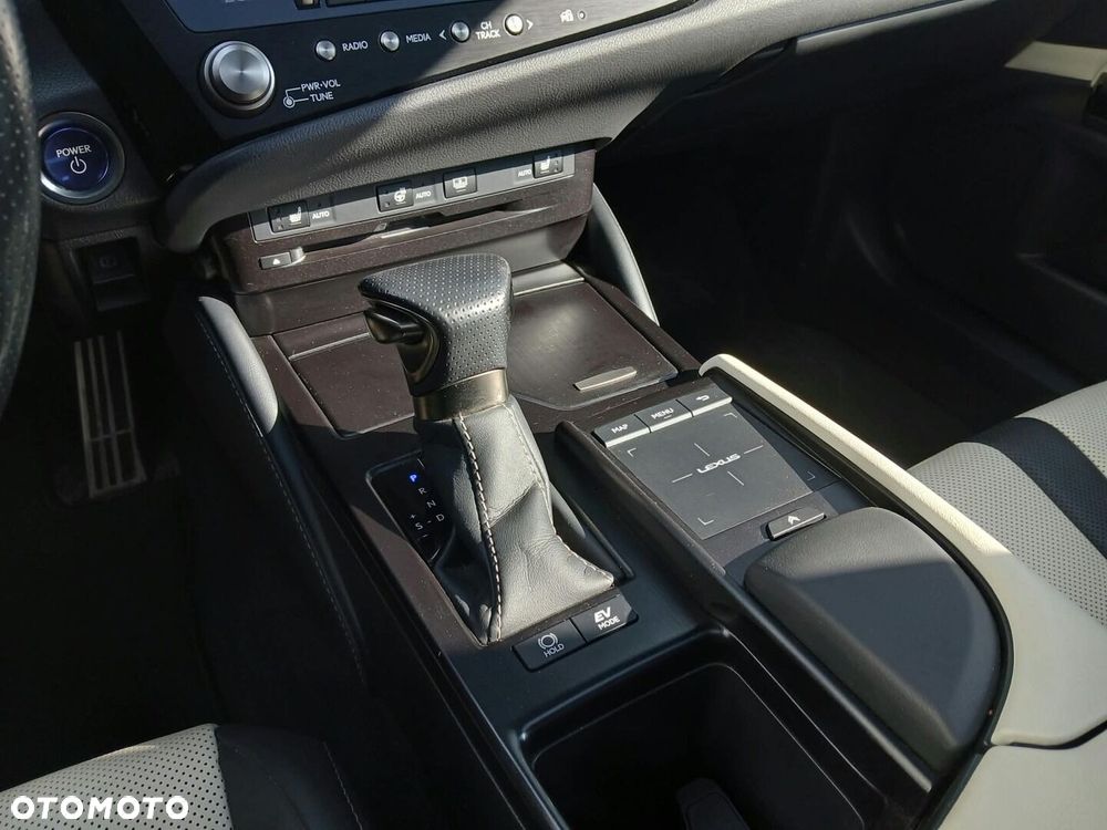 Lexus ES 300h F Sport Edition - 24