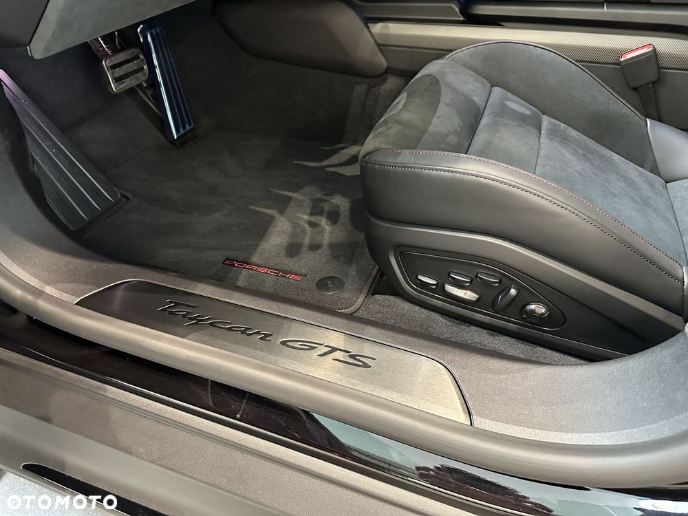 Porsche Taycan GTS Sport Turismo - 13