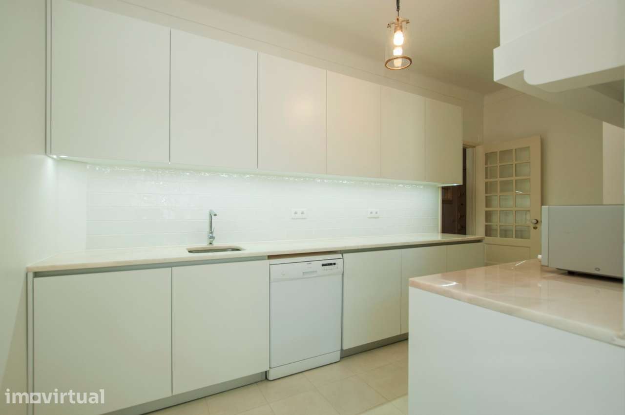 Apartamento T4 Luminoso com Varandas, junto ao Metro do Areeiro - Grande imagem: 2/21