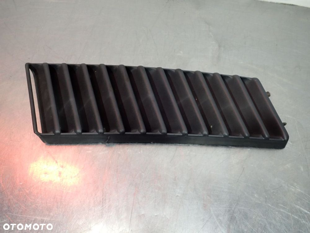 KRATKA WLOT POWIETRZA PRAWY TYŁ VOLKSWAGEN T3 - 1