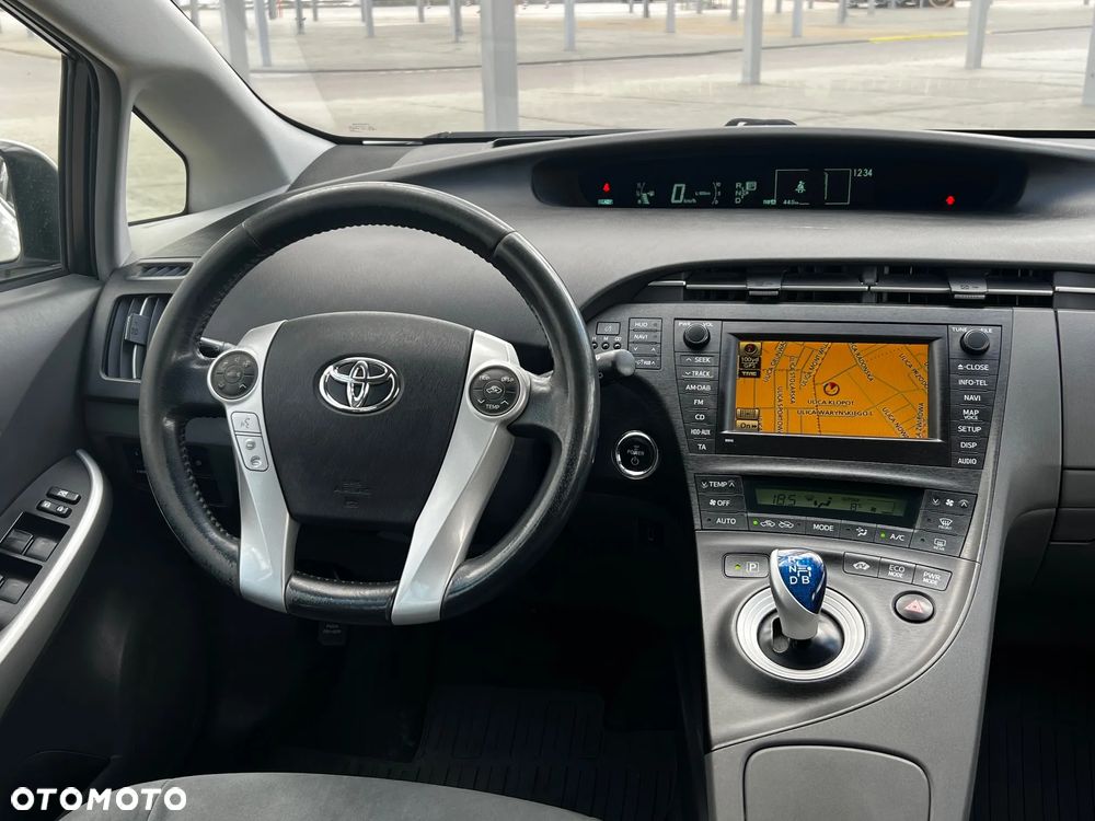 Toyota Prius (Hybrid) Executive - 13
