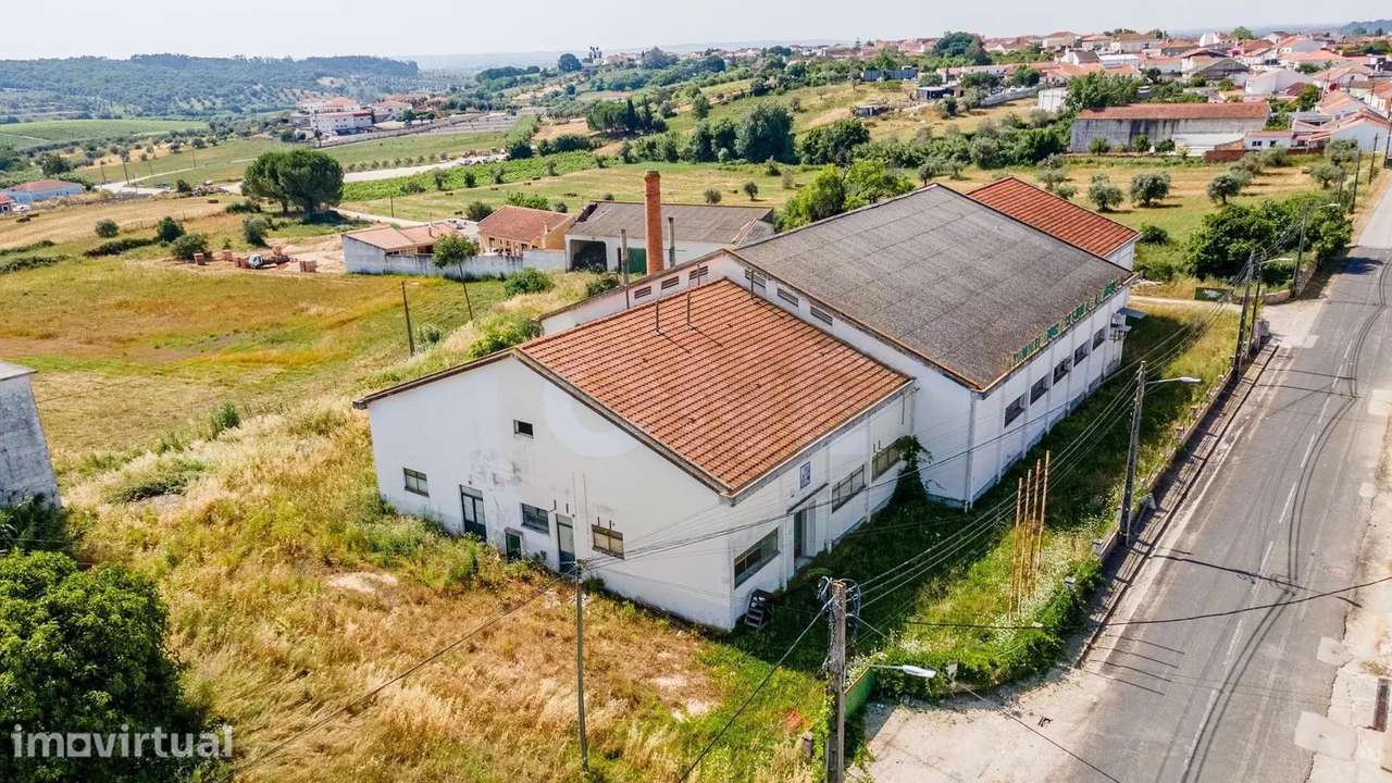 Armazém com terreno de mais de 7.000 m² em Alcanhões, Santarém - Grande imagem: 2/35