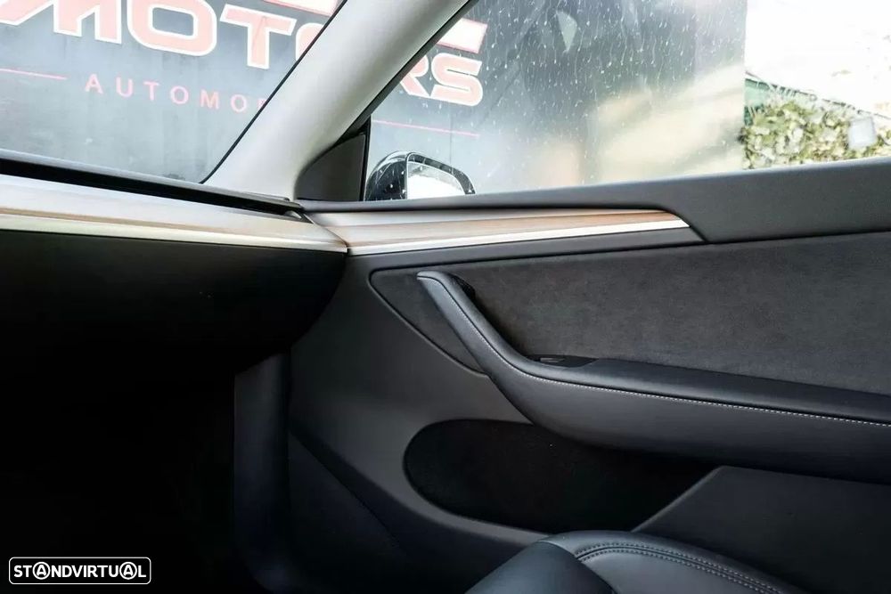 Tesla Model Y Long Range Dual Motor AWD - 29