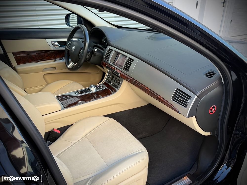 Jaguar XF 2.2 D Premium Luxury - 9