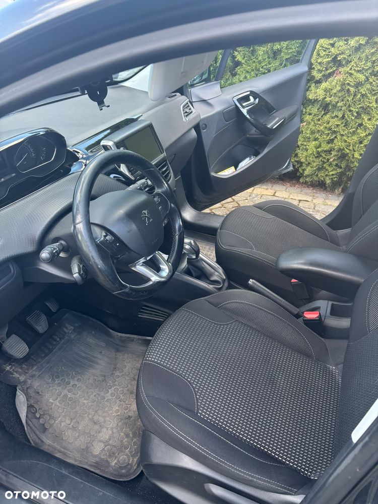 Peugeot 208 - 8