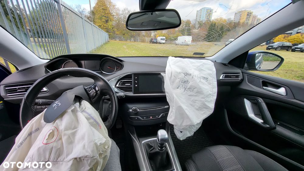 Peugeot 308 1.2 PureTech Allure S&S - 17