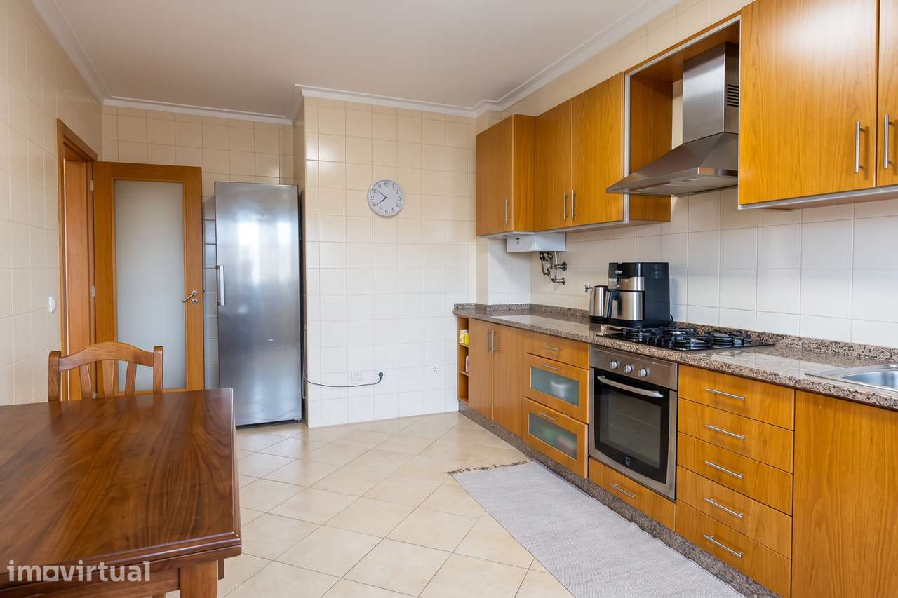Apartamento T3 com Suíte, Elevador e Garagem em Oliveira do Bairro - Grande imagem: 2/14
