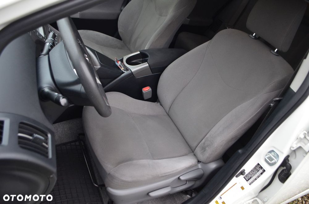 Toyota Prius (Hybrid) - 16