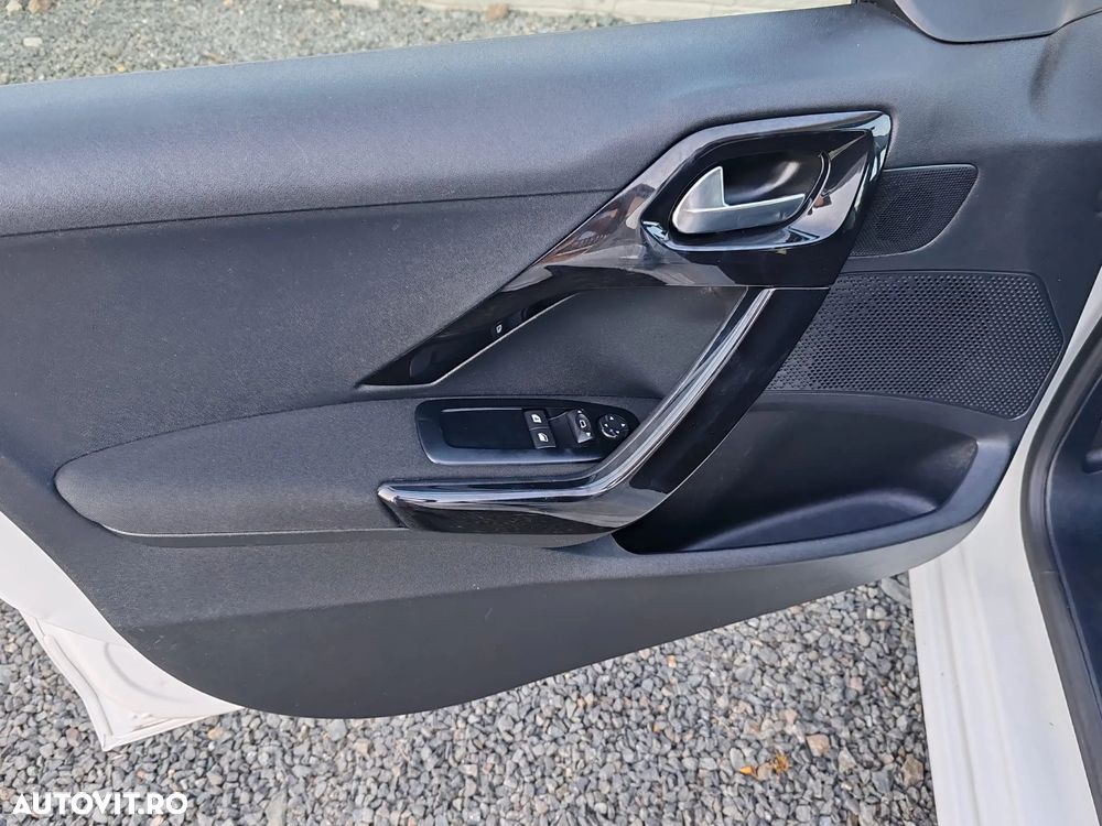 Peugeot 208 - 6