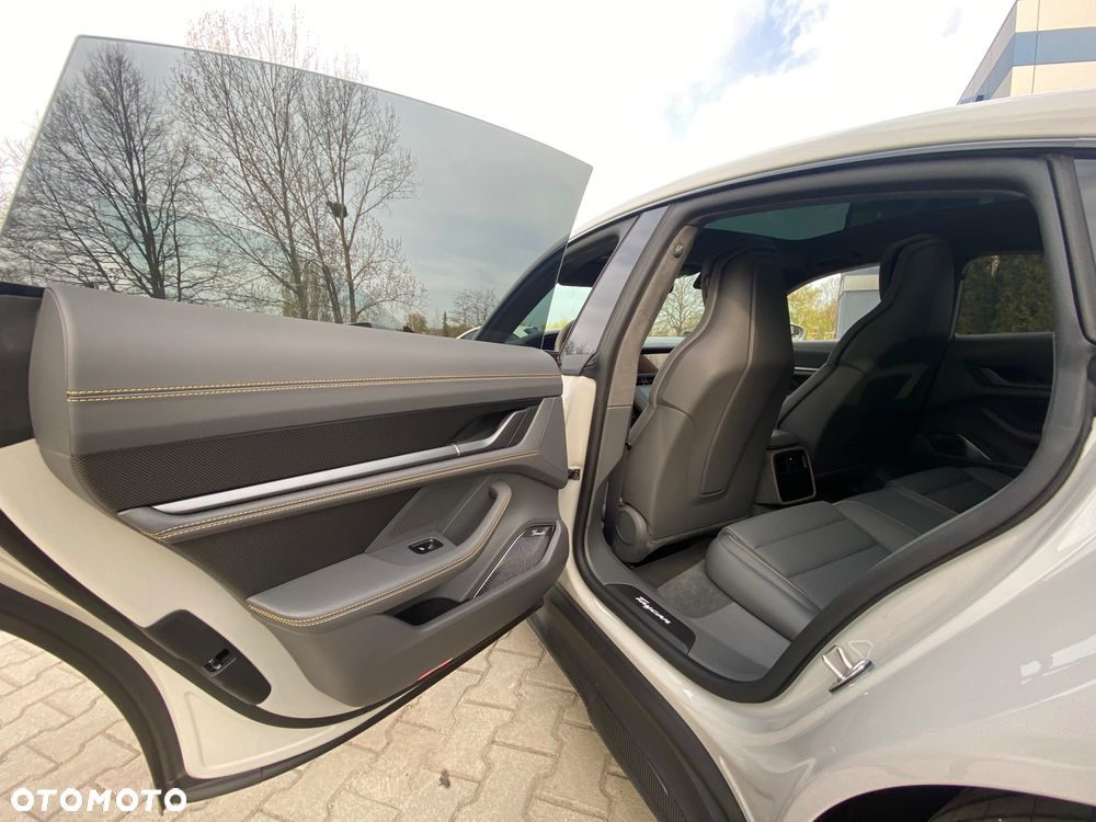 Porsche Taycan - 12