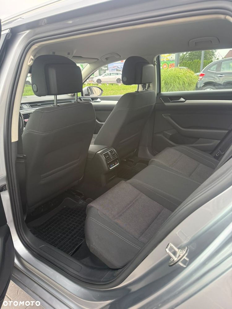 Volkswagen Passat - 11
