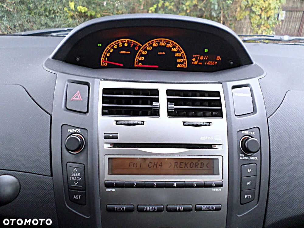 Toyota Yaris 1.33 VVT-i Executive - 12